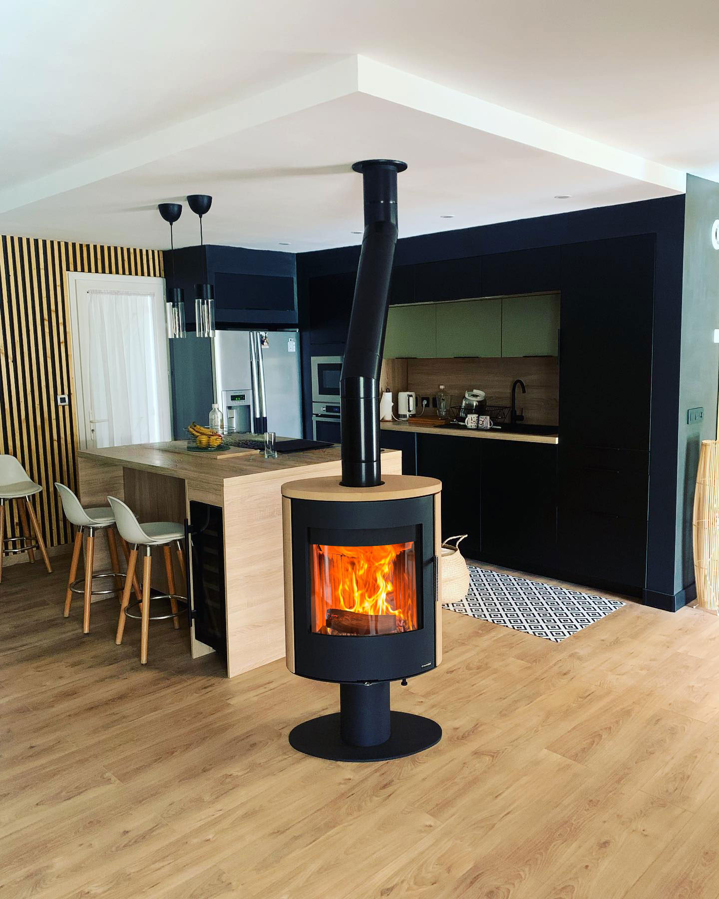 Installation d'un poêle à bois pivotant Ovalis T