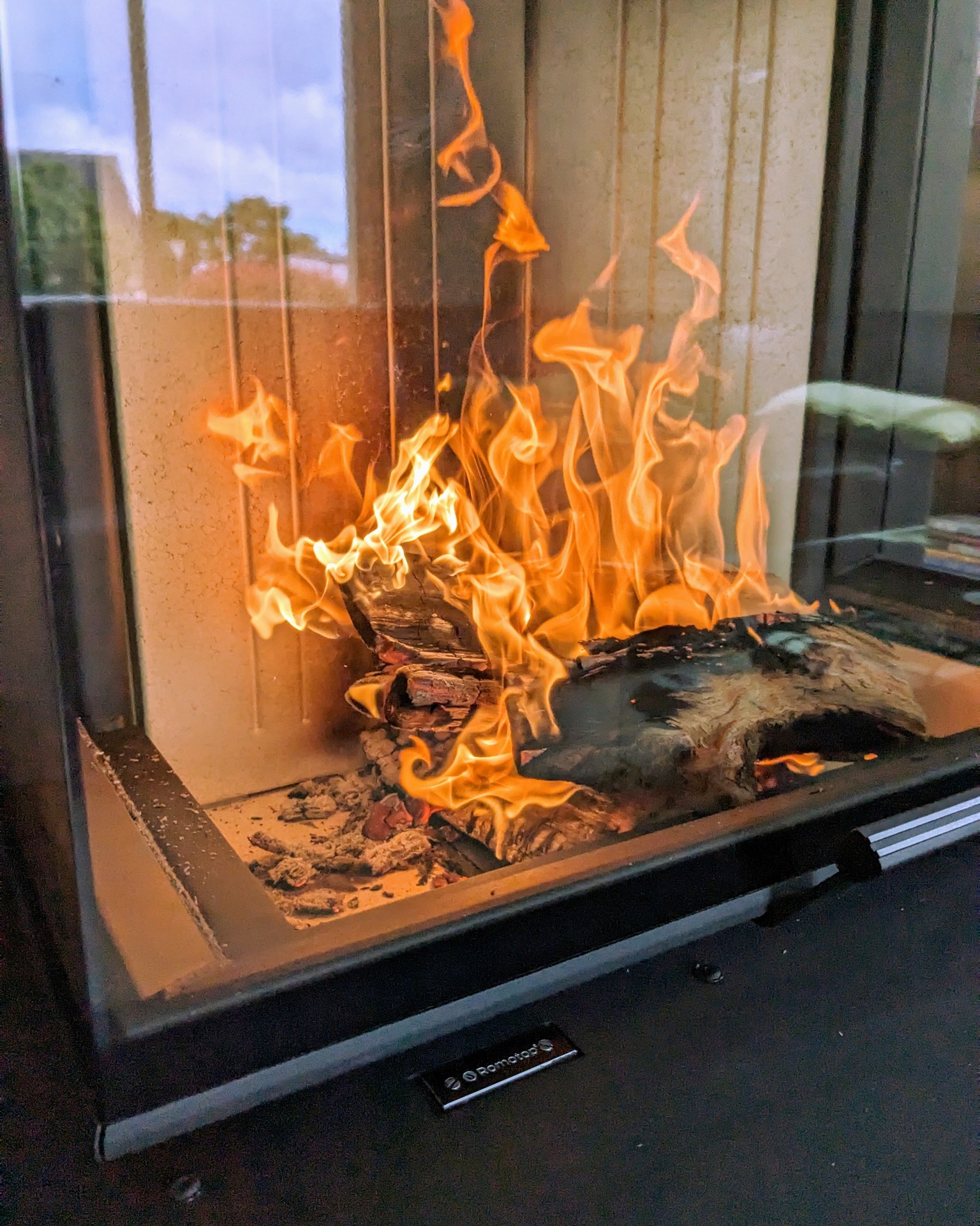 Le foyer IMPRESSION 2G L  67.61.34.21 : design et chaleur au rendez-vous