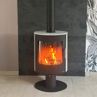 Le charme de la serpentine avec le poêle rotatif OVALIS T