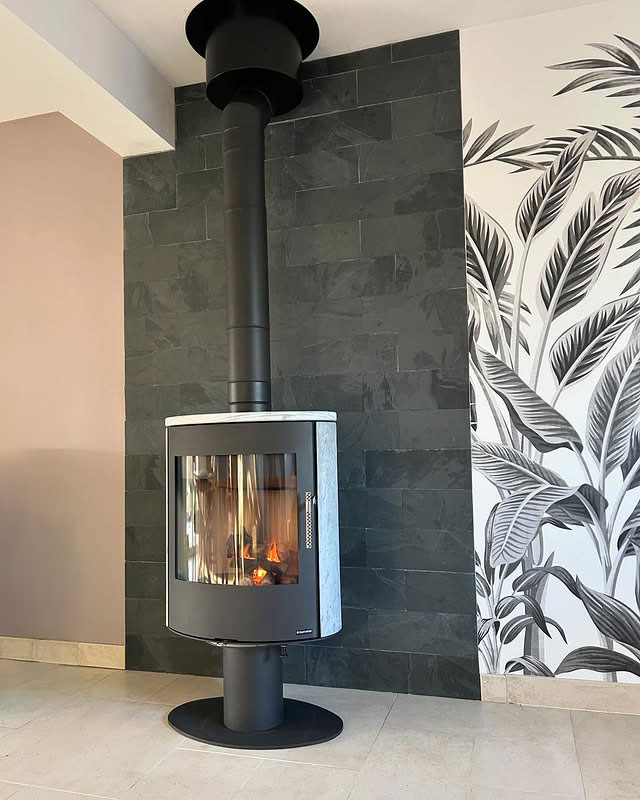 Le charme de la serpentine avec le poêle rotatif OVALIS T