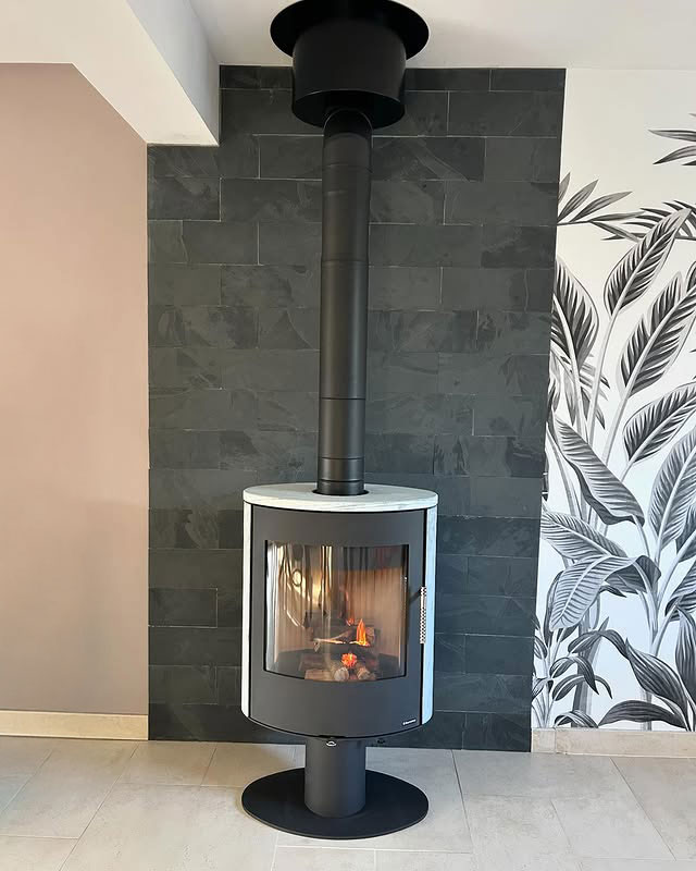 Le charme de la serpentine avec le poêle rotatif OVALIS T