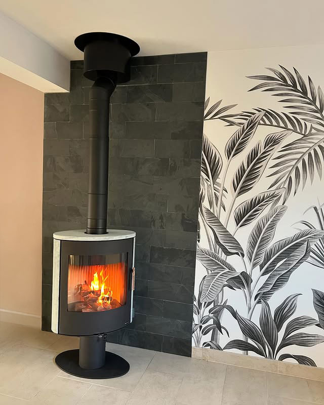 Le charme de la serpentine avec le poêle rotatif OVALIS T