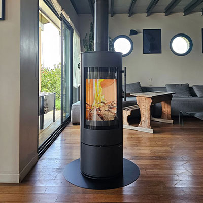 L’élégance du poêle ALEA pivotant dans votre intérieur