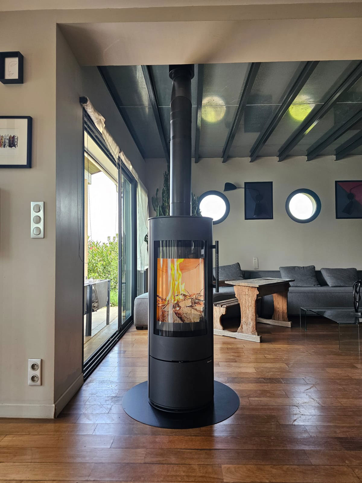 L’élégance du poêle ALEA pivotant dans votre intérieur