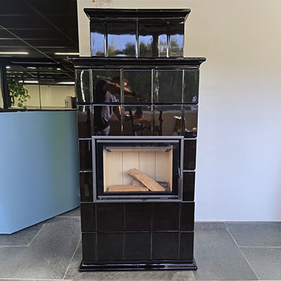 La splendeur d'un poêle à bois Baracca en céramique noir