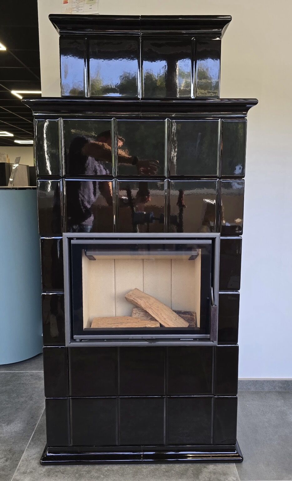 La splendeur d'un poêle à bois Baracca en céramique noir