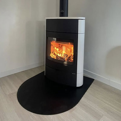 Installation d'un poêle à bois Navia N24 en céramique