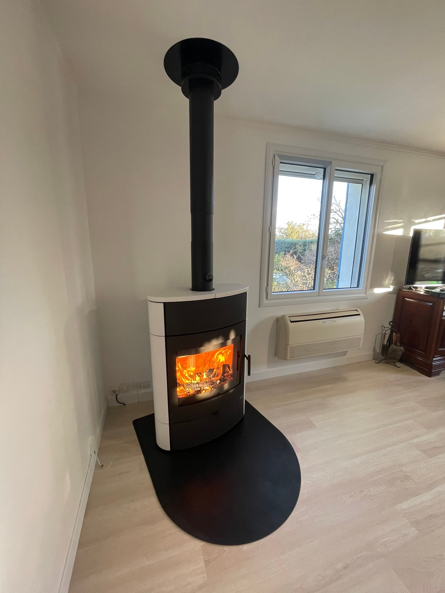 Installation d'un poêle à bois Navia N24 en céramique