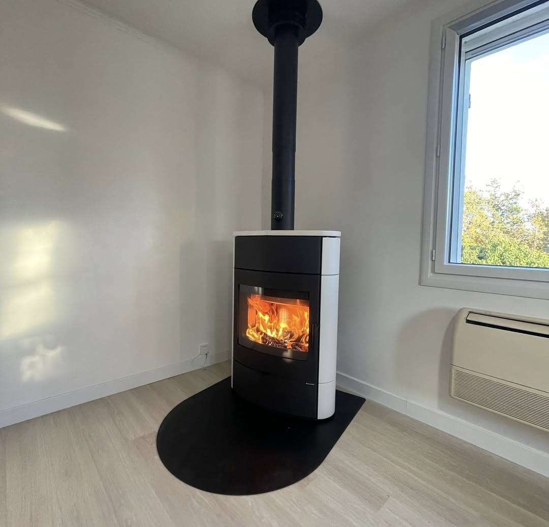Installation d'un poêle à bois Navia N24 en céramique