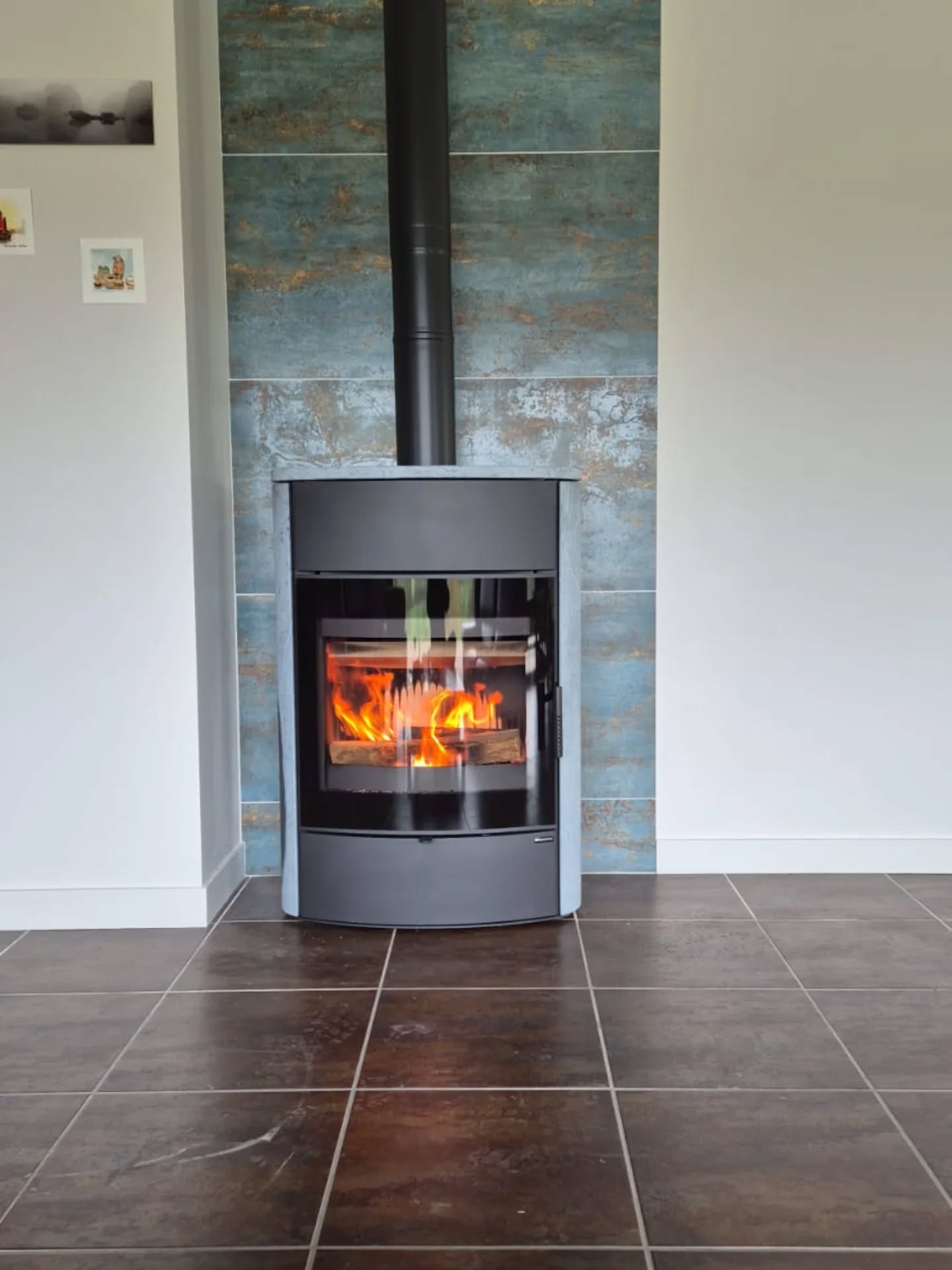 Aménagement d'un poêle à bois Navia G en pierre naturelle