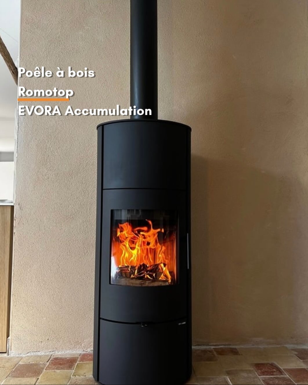 Installation d'un poêle à bois pivotant EVORA accumulation