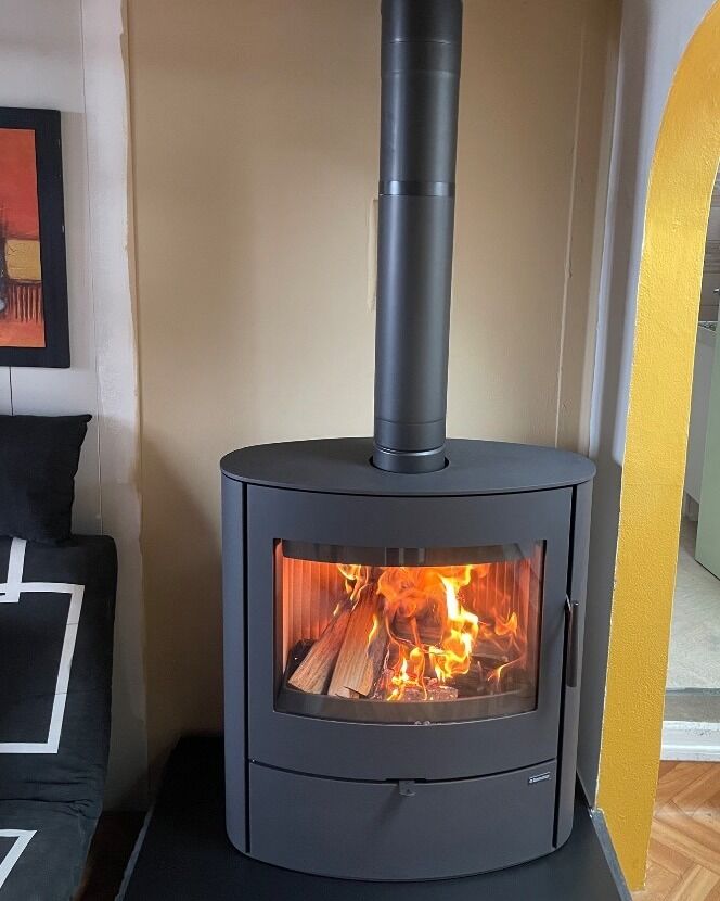 Mise en place d'un poêle à bois Navia en acier