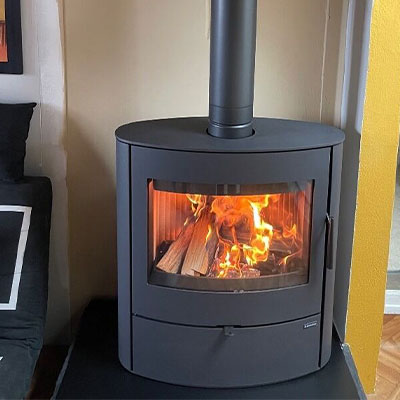 Mise en place d'un poêle à bois Navia en acier