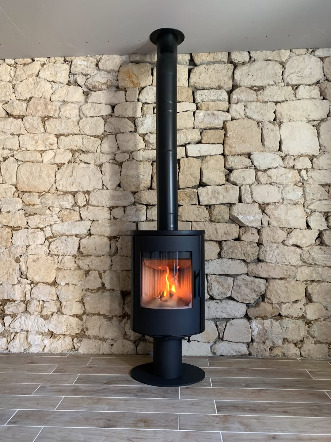 Le poêle à bois pivotant EVORA T prend place dans un nouvel intérieur.
