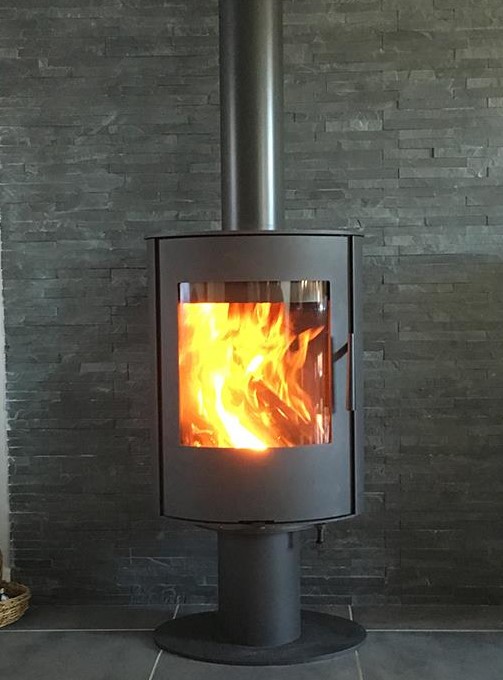 Installation chez un client d'un poêle à bois EVORA T