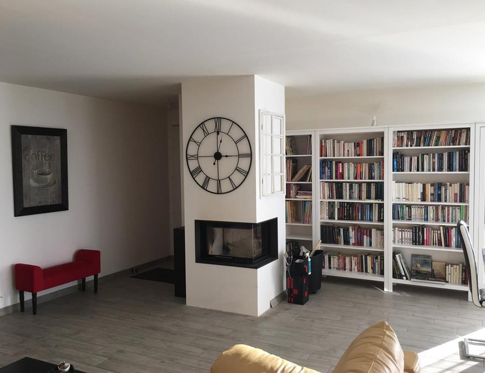 Installation d'une cheminée avec un foyer AR2LE01