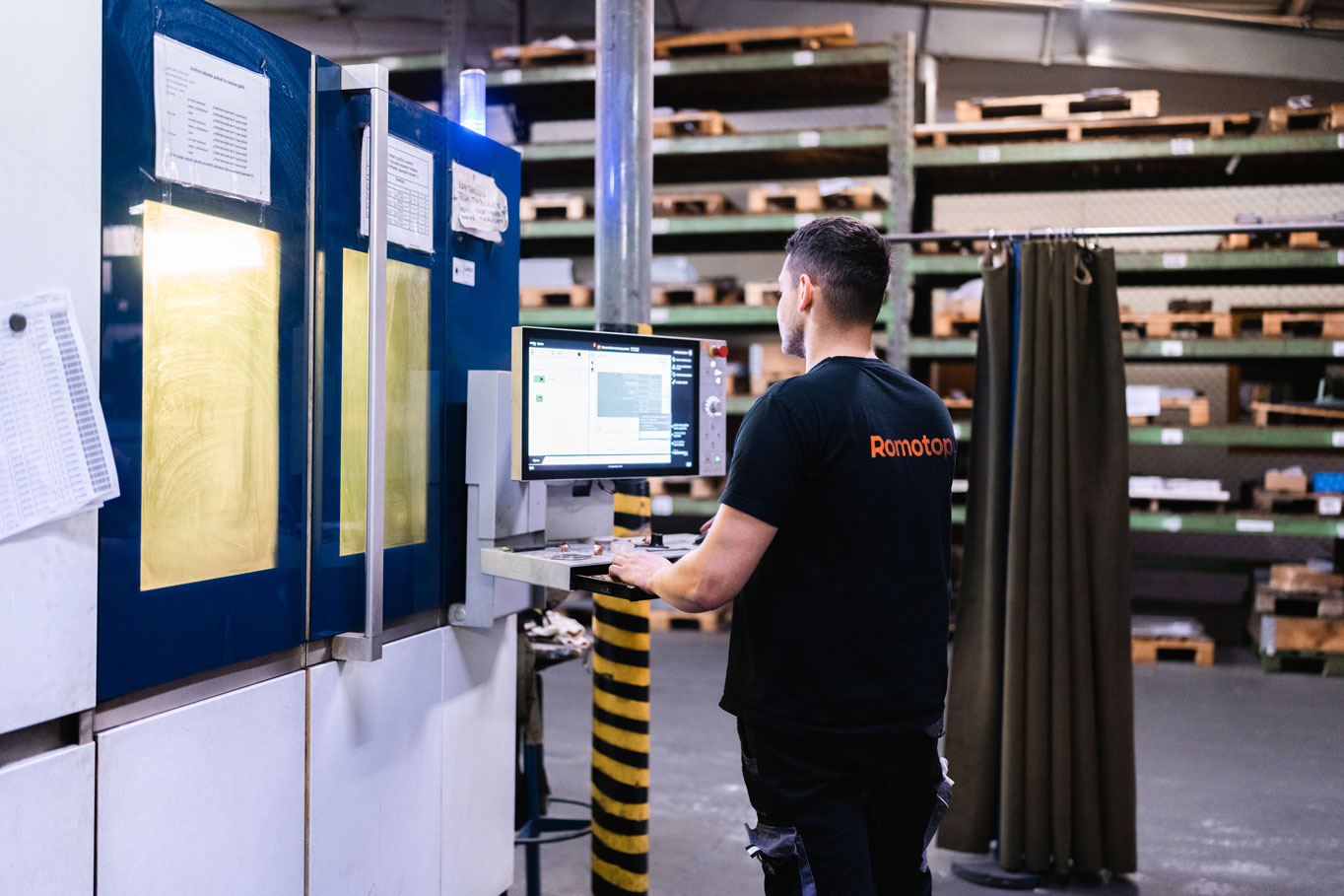 Technicien gérant la découpe laser de l'acier pour les poêles à bois ROMOTOP