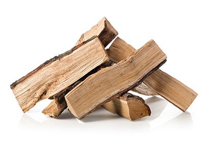 Bûches de bois sec, le combustible d'un poêle à bois moderne