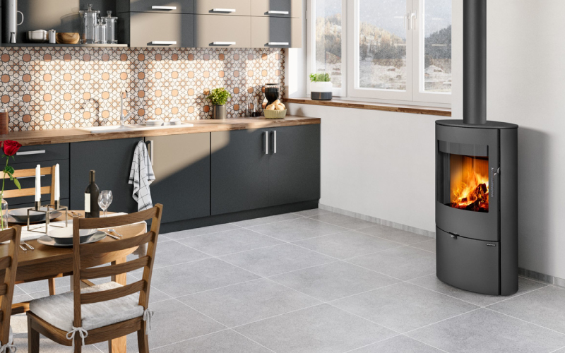 Poêle à bois OVALIS à convection installé dans une cuisine moderne, offrant une diffusion de chaleur efficace et une ambiance chaleureuse.